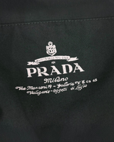 NEWSEDのPRADAロゴが刺繍されたグリーンのブルゾンジャケットとトラウザーズのセットアップ