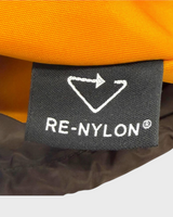 NEWSEDのPRADA Re-Nylonフォンポーチ。鮮やかなオレンジ色のナイロン生地に縫い付けられた黒いRe-Nylonロゴタグのクローズアップ。