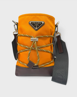 NEWSEDのPRADAオレンジ色Re-Nylon製スピードロックフォンポーチ。トライアングルロゴとドローストリング付き。