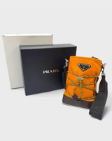 NEWSEDのPRADAオレンジ色Re-Nylon製フォンポーチ。トライアングルロゴとドローストリング付きのショルダーバッグ、箱付き。