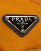 NEWSEDのPRADAの象徴的なブラックとシルバーのトライアングルロゴプレート