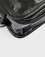 NEWSEDのPRADAブラックソフトルックスレザー製ショルダーバッグ。光沢のある質感とフラップデザインが特徴。
