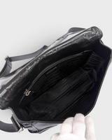 NEWSEDが販売するPRADAのブラックのソフトルックスレザー製ショルダーバッグ、内部のロゴ入りライニングとファスナーポケット