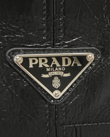 NEWSEDが販売するPRADAのブラックレザーショルダーバッグ。アイコニックなトライアングルロゴの三角プレートが特徴。
