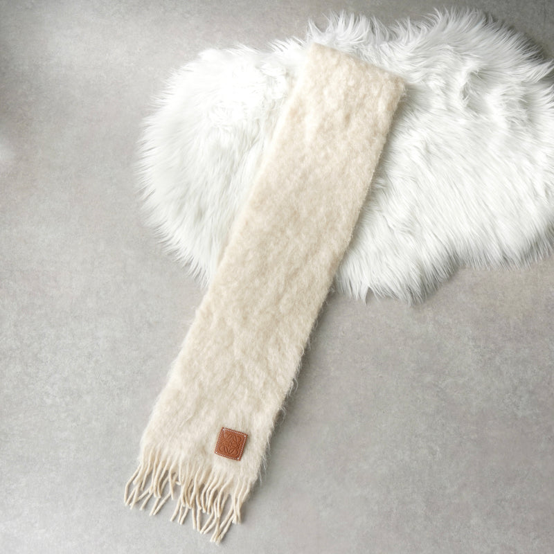 ロエベ アナグラム レザーパッチ モヘア マフラー ホワイト