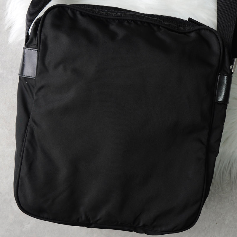 プラダ ナイロン ショルダーバッグ トライアングルロゴ ブラック