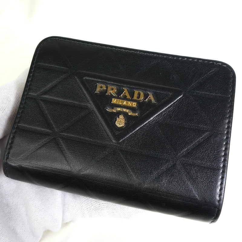 プラダ ロゴ トライアングルカット レザー 二つ折り財布 ブラック