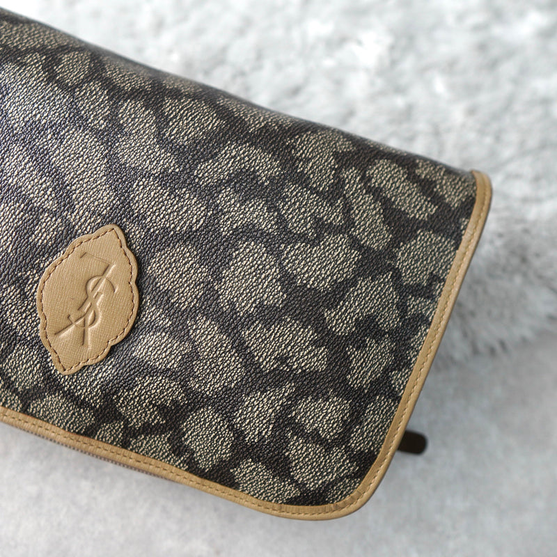 1990's Cassandra Logo Giraffe Pattern Clutch Bag - NEWSED