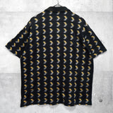 1990's カサンドラロゴ YSLロゴ ワンポイント刺繍 総柄 半袖ポロシャツ ブラック / イエロー Lサイズ - NEWSED