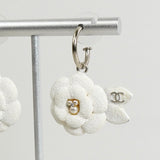 シャネル カメリア フェイクパール フープ ピアス ホワイト / シルバー レディース 箱付き