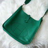 Hermès 2017 Evelyne III PM Taurillon Clemence 薄荷绿单肩包，搭配银色五金配件和 A 印章。