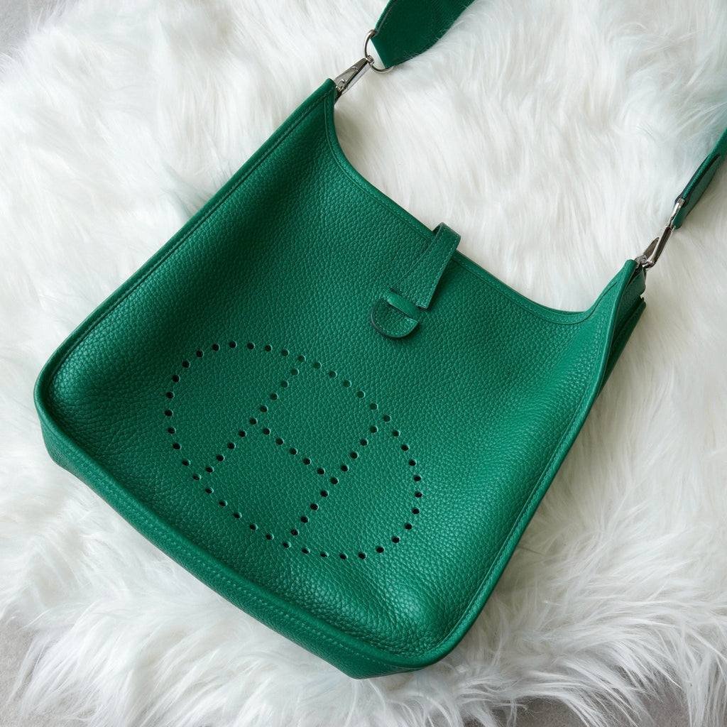 Hermès 2017 Evelyne III PM Taurillon Clemence 薄荷绿单肩包，搭配银色五金配件和 A 印章。