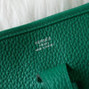 Hermès 2017 Evelyne III PM Taurillon Clemence 薄荷绿单肩包，搭配银色五金配件和 A 印章。