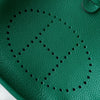 Hermès 2017 Evelyne III PM Taurillon Clemence 薄荷绿单肩包，搭配银色五金配件和 A 印章。