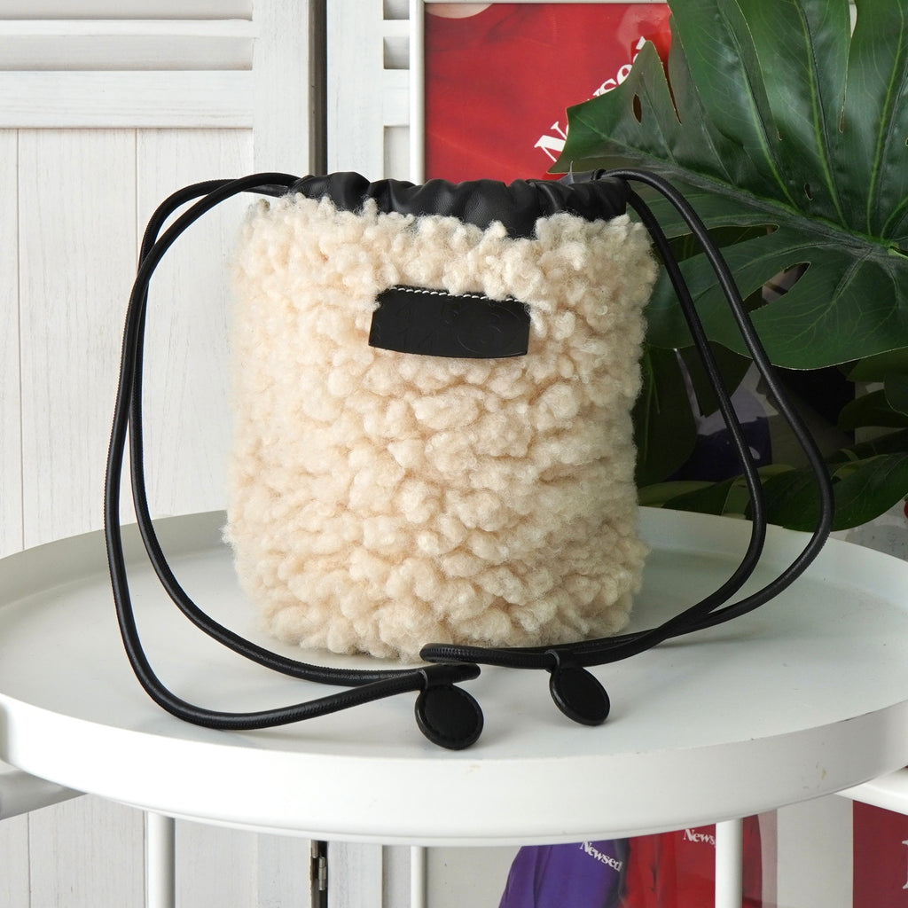 エムエムシックス メゾン マルジェラ ボア ファー / レザー 巾着バッグ ショルダーバッグ ポーチ アイボリー