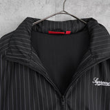 シュプリーム 24AW 筆記体ロゴ 刺繍 ピンストライプ トラックジャケット ナイロンジャケット 収納フード ブラック - NEWSED