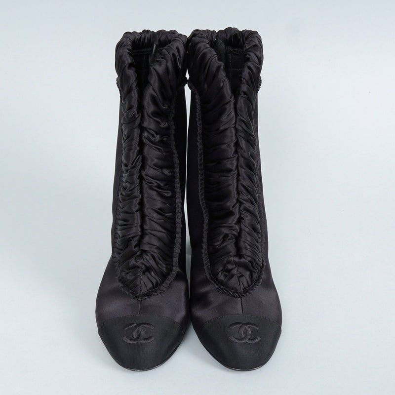 シャネル 25AW ギャザーサテン ココマーク アンクルブーツ ブラック 37 1/2C / 24.0〜24.5cm 未使用品 - NEWSED