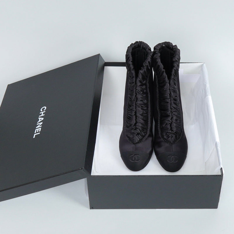 シャネル 25AW ギャザーサテン ココマーク アンクルブーツ ブラック 37 1/2C / 24.0〜24.5cm 未使用品 - NEWSED