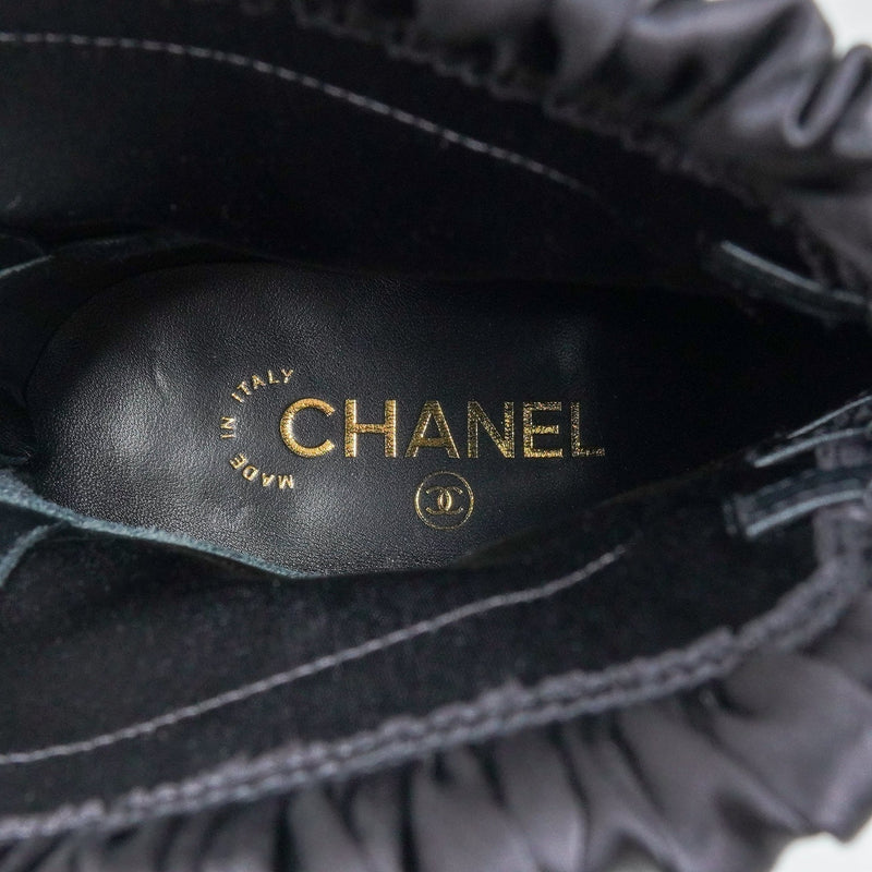 シャネル 25AW ギャザーサテン ココマーク アンクルブーツ ブラック 37 1/2C / 24.0〜24.5cm 未使用品 - NEWSED