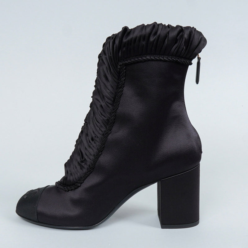 シャネル 25AW ギャザーサテン ココマーク アンクルブーツ ブラック 37 1/2C / 24.0〜24.5cm 未使用品 - NEWSED