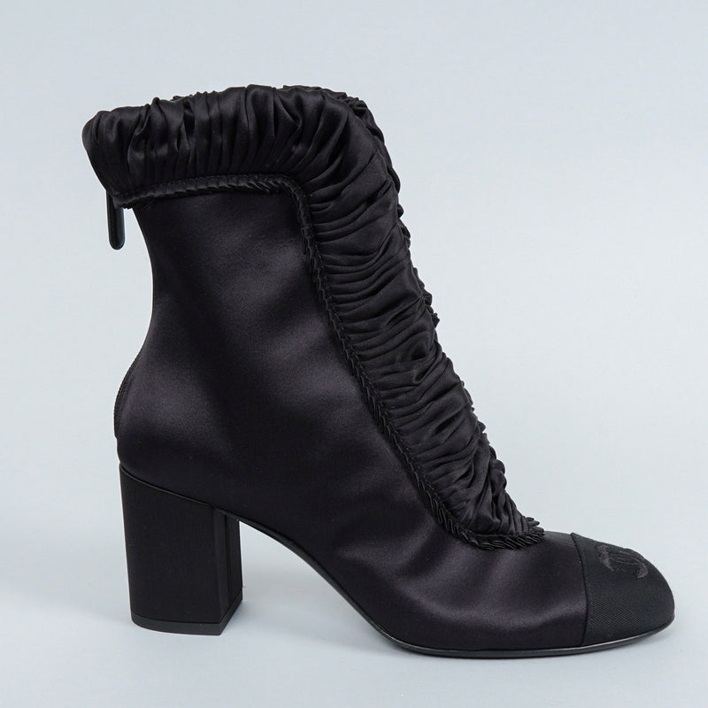 シャネル 25AW ギャザーサテン ココマーク アンクルブーツ ブラック 37 1/2C / 24.0〜24.5cm 未使用品 - NEWSED