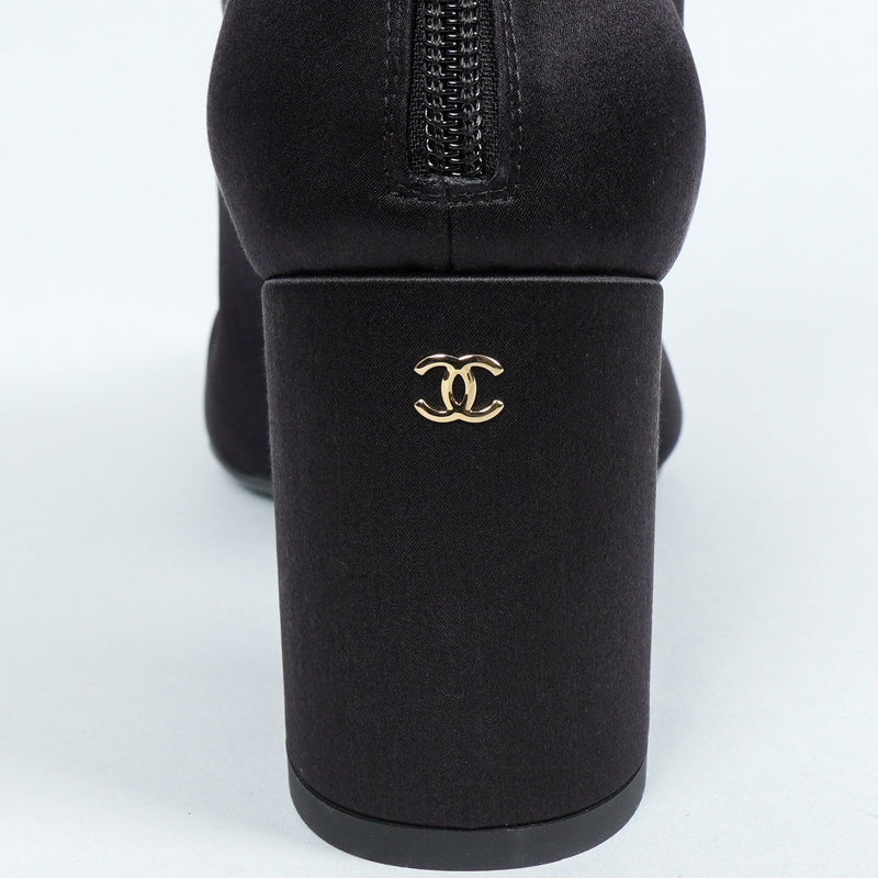 シャネル 25AW ギャザーサテン ココマーク アンクルブーツ ブラック 37 1/2C / 24.0〜24.5cm 未使用品 - NEWSED