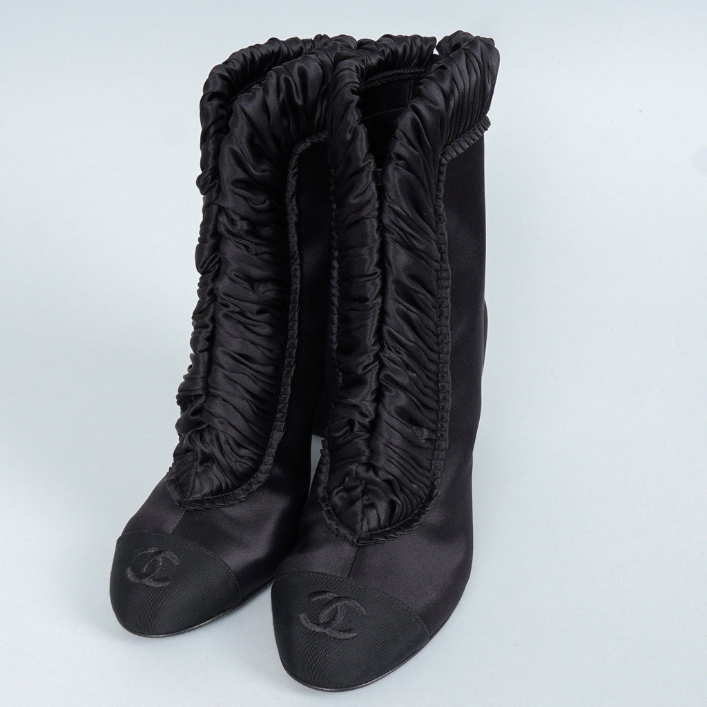 シャネル 25AW ギャザーサテン ココマーク アンクルブーツ ブラック 37 1/2C / 24.0〜24.5cm 未使用品