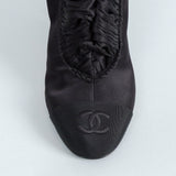シャネル 25AW ギャザーサテン ココマーク アンクルブーツ ブラック 37 1/2C / 24.0〜24.5cm 未使用品 - NEWSED