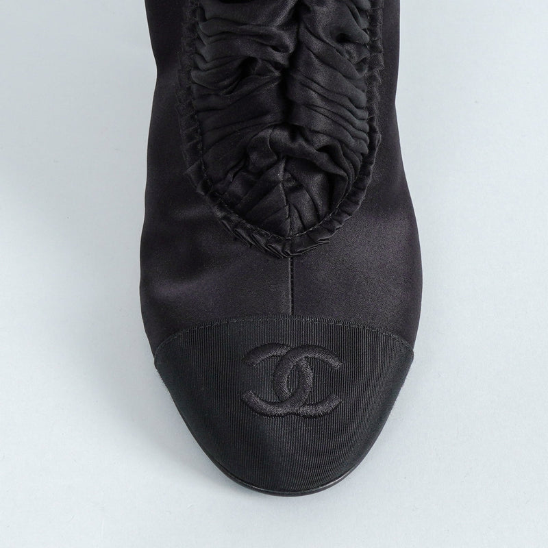 シャネル 25AW ギャザーサテン ココマーク アンクルブーツ ブラック 37 1/2C / 24.0〜24.5cm 未使用品 - NEWSED