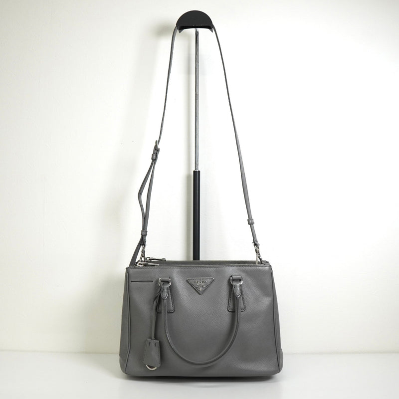 プラダ ガレリア サフィアーノレザー 2way ハンドバッグ ショルダーバッグ グレー - NEWSED