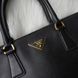 プラダ サフィアーノ レザー 三角プレート 2WAY ハンドバッグ ショルダーバッグ ブラック - NEWSED