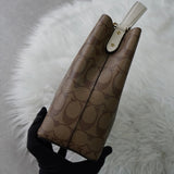 コーチ スモール タウン バケット バッグ シグネチャー 2way ショルダーバッグ ハンドバッグ ブラウン 2312 - NEWSED