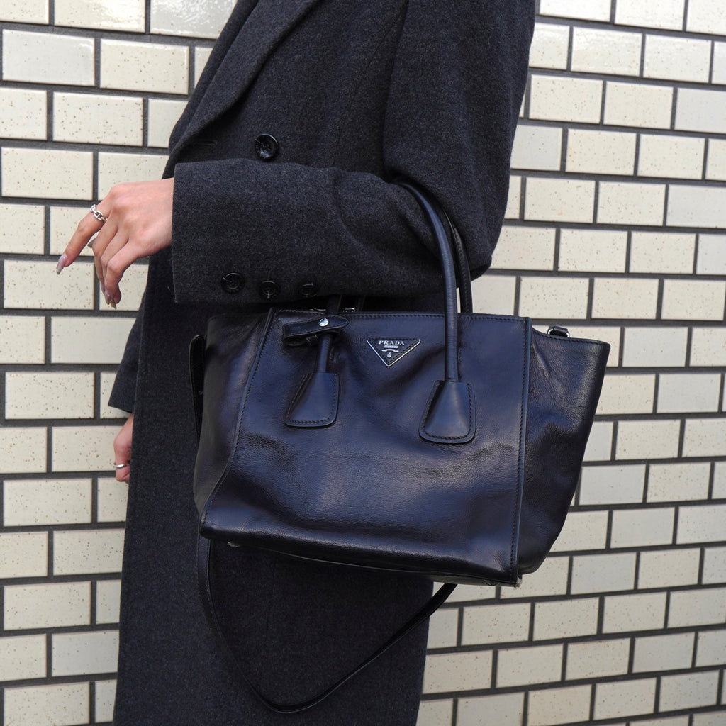 プラダ レザー 2way ハンドバッグ ショルダーバッグ  三角プレート ブラック