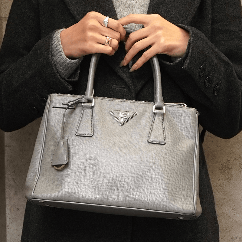 プラダ ガレリア サフィアーノレザー 2way ハンドバッグ ショルダーバッグ グレー - NEWSED