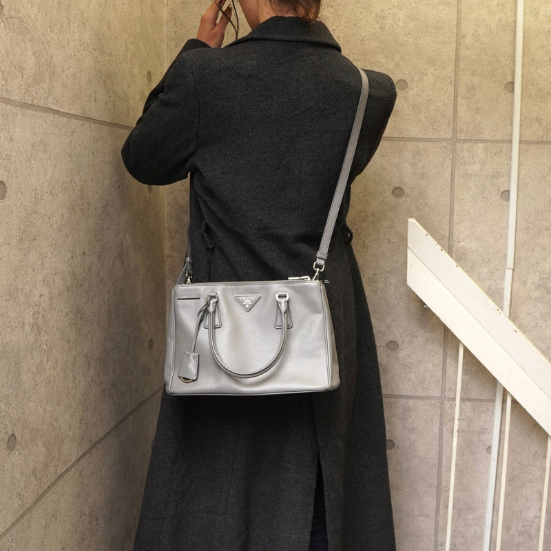 プラダ ガレリア サフィアーノレザー 2way ハンドバッグ ショルダーバッグ グレー - NEWSED