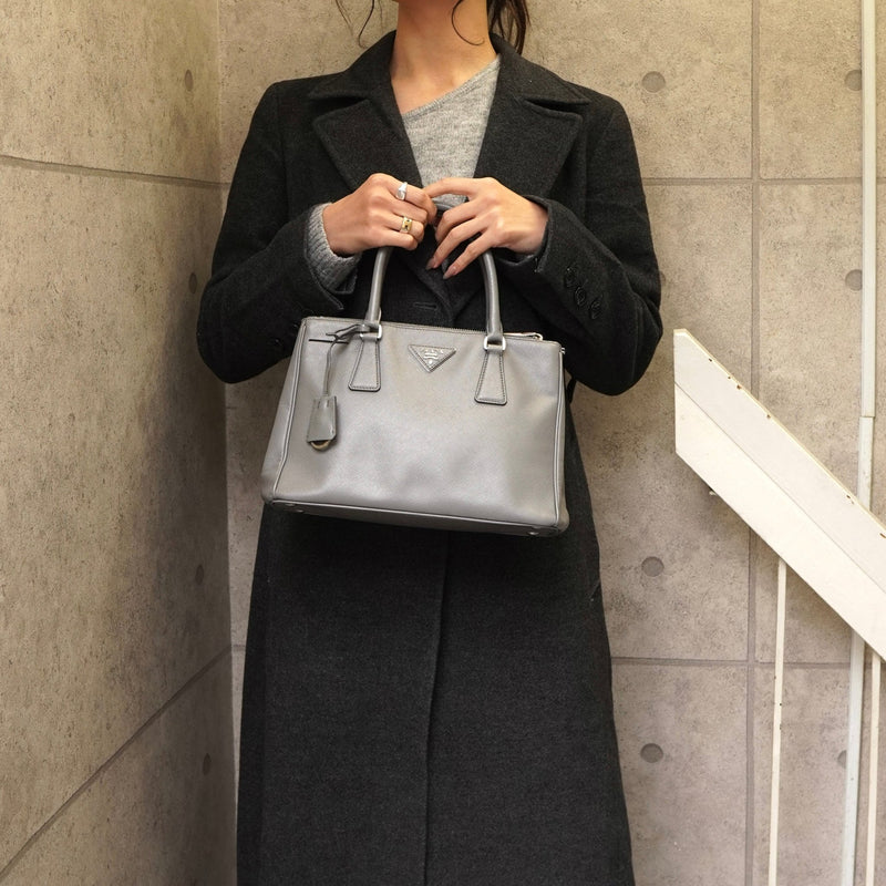 プラダ ガレリア サフィアーノレザー 2way ハンドバッグ ショルダーバッグ グレー - NEWSED