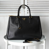 プラダ サフィアーノ レザー 三角プレート 2WAY ハンドバッグ ショルダーバッグ ブラック - NEWSED