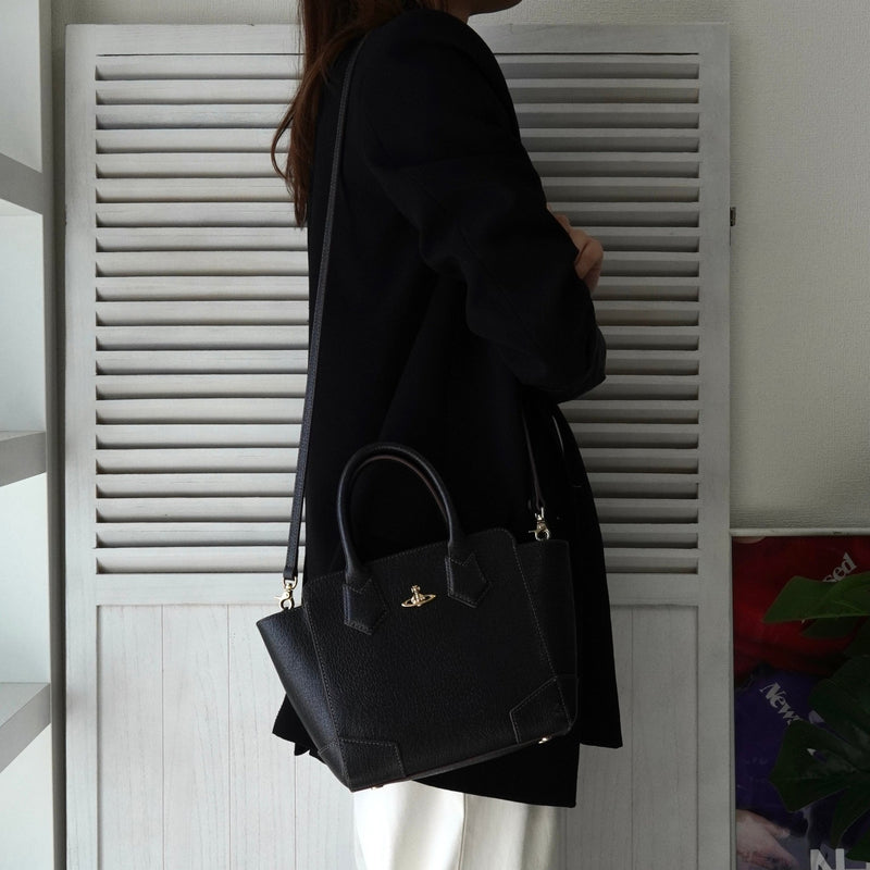 ヴィヴィアン ウエストウッド オーブ レザー 2way ハンドバッグ ショルダーバッグ ブラック - NEWSED