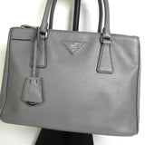 プラダ ガレリア サフィアーノレザー 2way ハンドバッグ ショルダーバッグ グレー - NEWSED