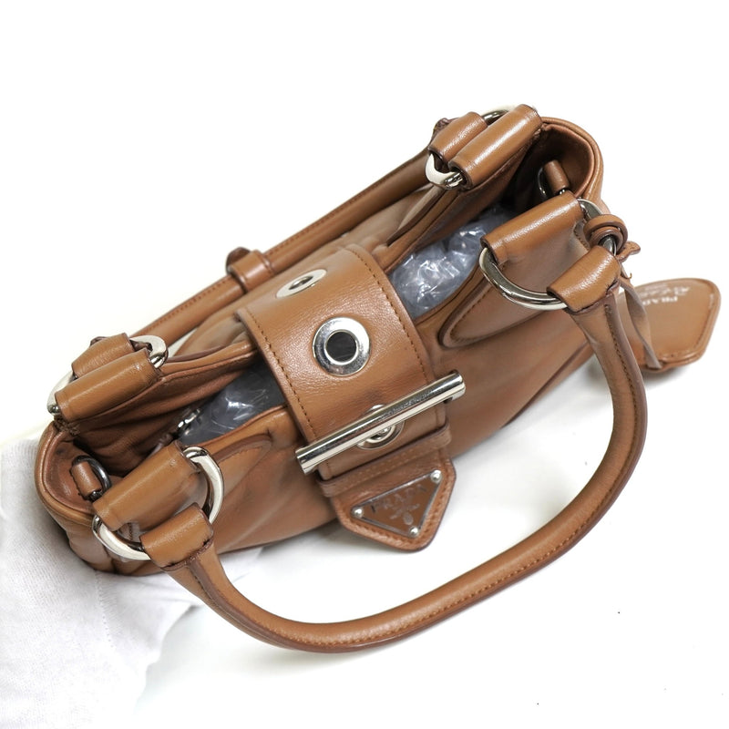 プラダ トライアングルロゴ サフィアーノ レザー 2way ハンドバッグ ショルダーバッグ ブラウン - NEWSED