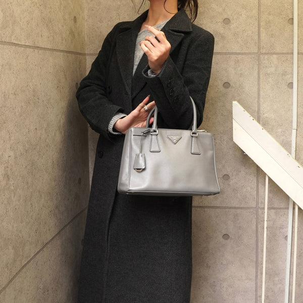 プラダ ガレリア サフィアーノレザー 2way ハンドバッグ ショルダーバッグ グレー - NEWSED