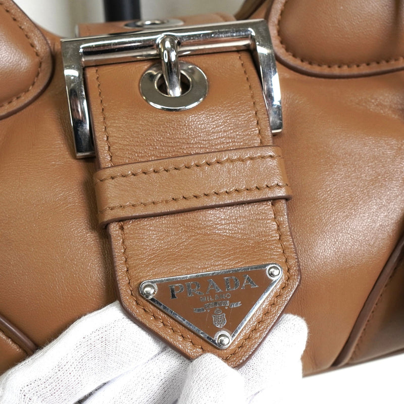 プラダ トライアングルロゴ サフィアーノ レザー 2way ハンドバッグ ショルダーバッグ ブラウン - NEWSED