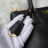 プラダ サフィアーノ レザー 三角プレート 2WAY ハンドバッグ ショルダーバッグ ブラック - NEWSED