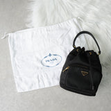 プラダ ポコノ テスート ナイロン サフィアーノ レザー 2way 巾着バッグ ショルダーバッグ トライアングルロゴ ブラック / ゴールド ギャランティーカード付き - NEWSED