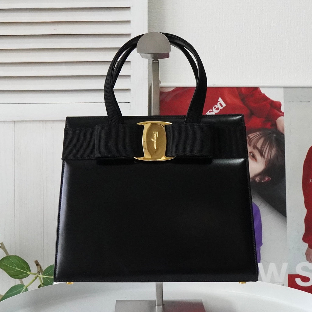 サルバトーレ フェラガモ ヴァラリボン 2way レザー ハンドバッグ ショルダーバッグ 自立型 ブラック