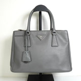 プラダ ガレリア サフィアーノレザー 2way ハンドバッグ ショルダーバッグ グレー - NEWSED