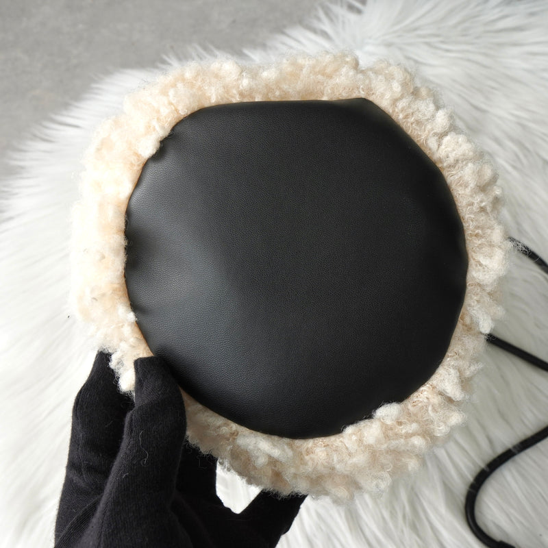 エムエムシックス メゾン マルジェラ ボア ファー / レザー 巾着バッグ ショルダーバッグ ポーチ アイボリー