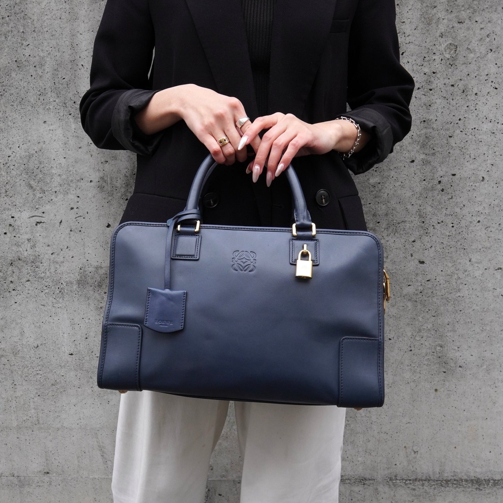 LOEWE ミンクレザー バッグ　アマソナ36　新品未使用 ロエベ アマソナ36 アナグラム レザー ハンドバッグ ネイビー