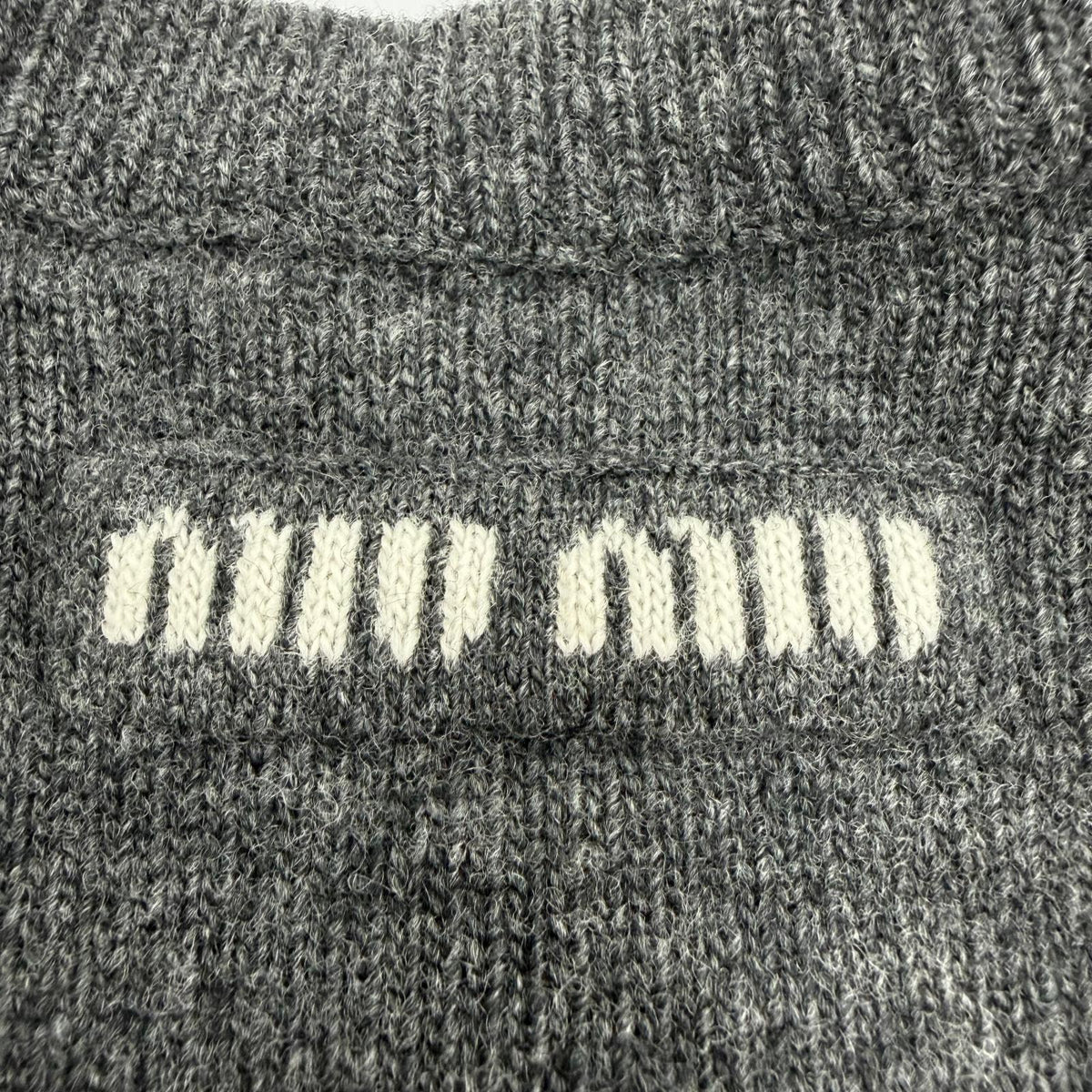 ミュウミュウ ロゴ刺繍 クロップド丈 長袖 ニット カーディガン グレー 38 レディース - NEWSED