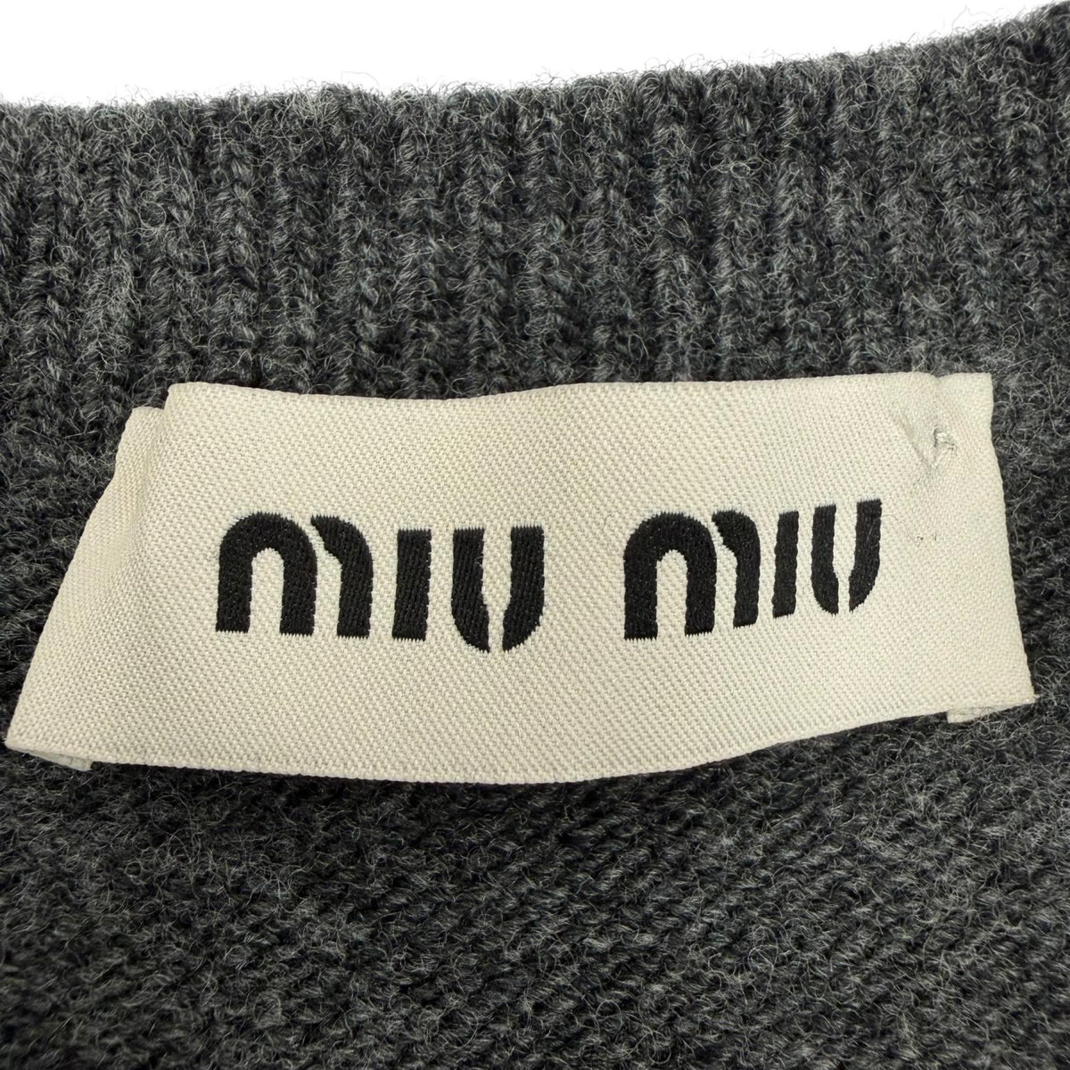 ミュウミュウ ロゴ刺繍 クロップド丈 長袖 ニット カーディガン グレー 38 レディース - NEWSED